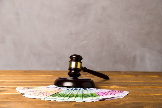 Richterhammer auf Euro-Scheinen – Bußgeldverfahren und Einspruch