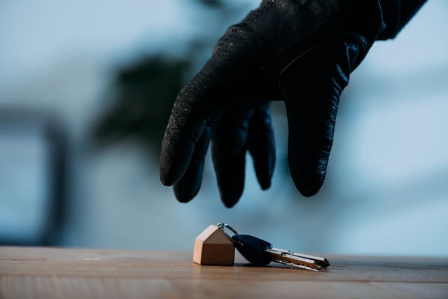 Behandschuhte Hand greift nach Haus- und Autoschlüssel