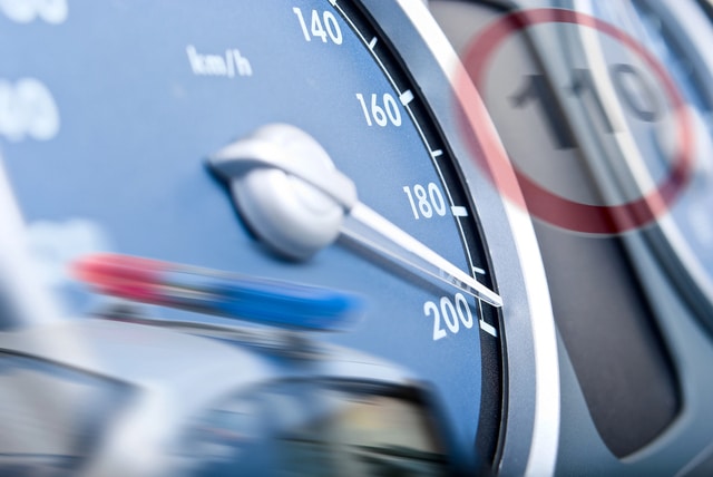 Tacho nahe 200 km/h mit eingeblendetem Tempolimit 110 und Blaulicht – Geschwindigkeitsverstoß