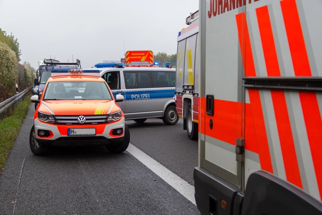 Einsatzkräfte bei Verkehrsunfall – Polizei, Feuerwehr und Rettungsdienst